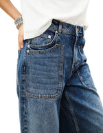Ceinture du Jean droit pour femme en coton biologique bleu denim avec poches plaquées style workwear à l'avant, modèle Zoel de la marque BA&SH