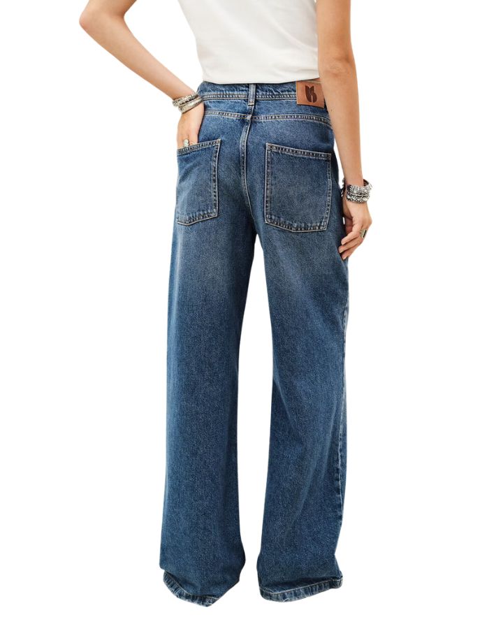Dos du Jean droit pour femme en coton biologique bleu denim avec poches plaquées style workwear à l'avant, modèle Zoel de la marque BA&SH