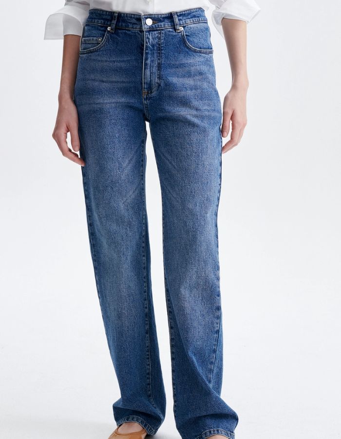 Jean droit Ryder bleu denim Vanessa Bruno porté de face