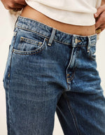 Ceinture du Jean droit pour femme de couleur bleu délavage vintage, modèle Vana de la marque Ba&sh. Présente une coupe droite légèrement large, une taille basse moderne, une fermeture classique et cinq poches.