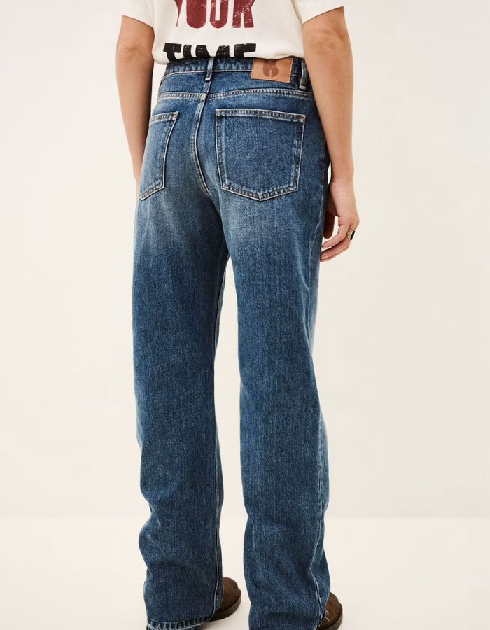 Dos du Jean droit pour femme de couleur bleu délavage vintage, modèle Vana de la marque Ba&sh. Présente une coupe droite légèrement large, une taille basse moderne, une fermeture classique et cinq poches.