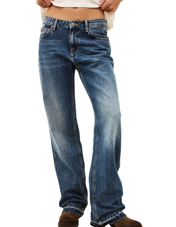 Jean droit pour femme de couleur bleu délavage vintage, modèle Vana de la marque Ba&sh. Présente une coupe droite légèrement large, une taille basse moderne, une fermeture classique et cinq poches.