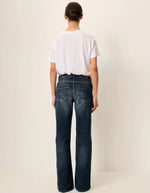 Dos du Jean droit taille basse pour femme en coton bio délavé bleu denim avec surpiqûres contrastées, modèle Jean Vega couleur Melody Blue de la marque Sessùn.