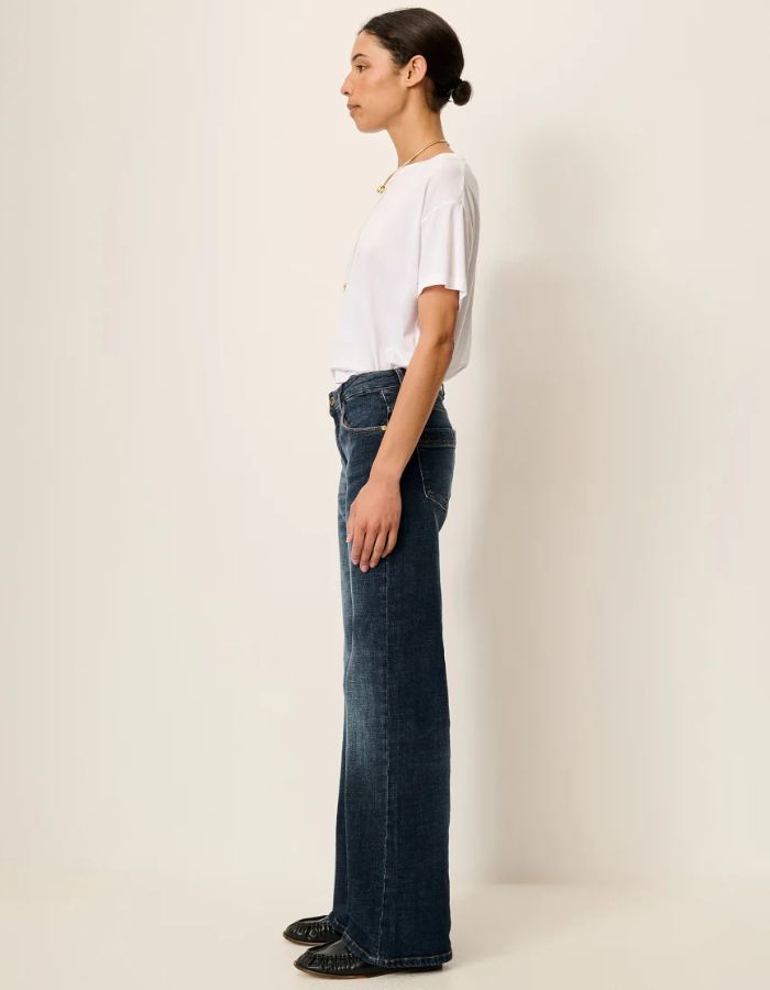 Profil du Jean droit taille basse pour femme en coton bio délavé bleu denim avec surpiqûres contrastées, modèle Jean Vega couleur Melody Blue de la marque Sessùn.