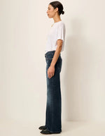 Profil du Jean droit taille basse pour femme en coton bio délavé bleu denim avec surpiqûres contrastées, modèle Jean Vega couleur Melody Blue de la marque Sessùn.