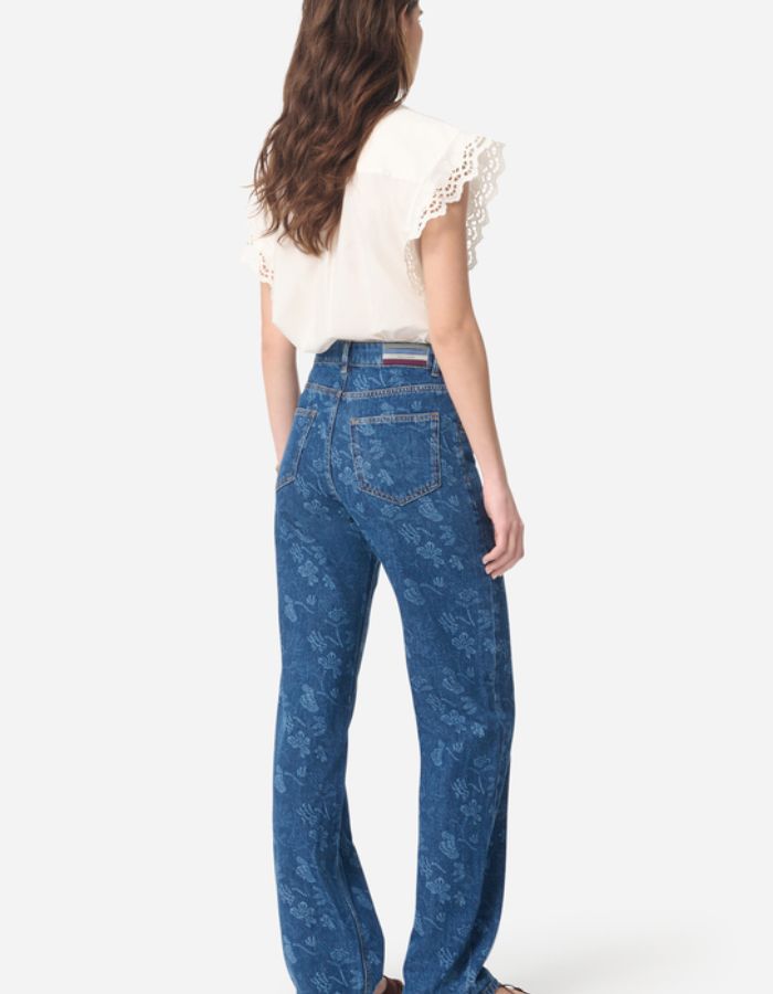Jean Farel Floral Vanessa Bruno bleu denim taille haute avec motif floral block-print subtil.