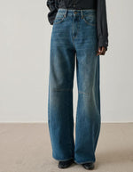 Jean Gaspard bleu/vert ample en coton biologique et recyclé, avec pinces aux genoux.