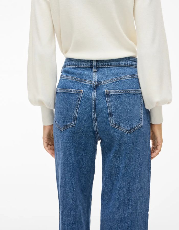 Dos du Jean large pour femme de couleur bleu moyen Medium Blue Denim, modèle Reya de la marque Vila. Présente une taille haute ajustée et des jambes amples fluides (coupe Frida), avec une fermeture par zip.