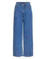 Jean large pour femme de couleur bleu moyen Medium Blue Denim, modèle Reya de la marque Vila. Présente une taille haute ajustée et des jambes amples fluides (coupe Frida), avec une fermeture par zip.