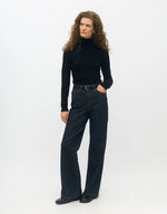 Vue de face du Jean large taille mi-haute pour femme en denim bleu foncé rincé, modèle Rio Mae Wide Jeans de la marque OBJECT. Présente une coupe wide leg 5 poches avec fermeture boutonnée et zippée.
