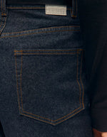 Poche du Jean large taille mi-haute pour femme en denim bleu foncé rincé, modèle Rio Mae Wide Jeans de la marque OBJECT. Présente une coupe wide leg 5 poches avec fermeture boutonnée et zippée.