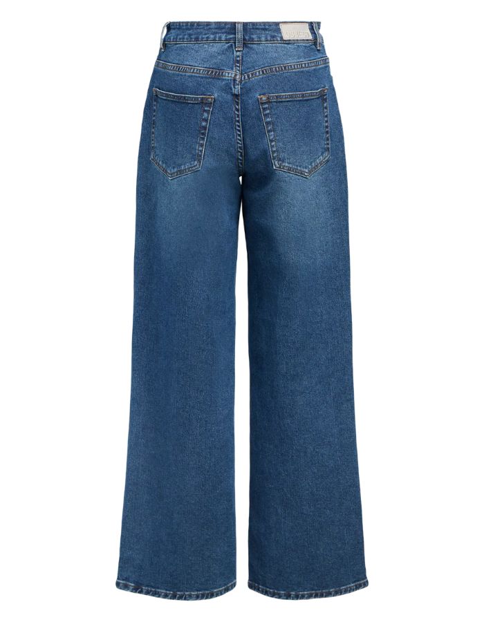 Dos du Jean large pour femme de couleur bleu moyen délavé Medium Blue Denim, modèle Rio Mae de la marque OBJECT. Présente une taille mi-haute, des jambes larges amples, une fermeture à bouton et zip et un style cinq poches classique.