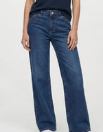 Vue de face du Jean large pour femme de couleur bleu moyen délavé Medium Blue Denim, modèle Rio Mae de la marque OBJECT. Présente une taille mi-haute, des jambes larges amples, une fermeture à bouton et zip et un style cinq poches classique.