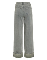 Jean Vivian en denim bleu clair, coupe regular, taille mi-haute, avec poches arrière et revers.