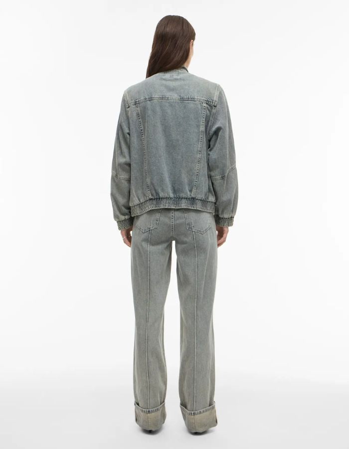Ensemble jean et veste bomber en denim bleu clair pour femme, coupe regular.