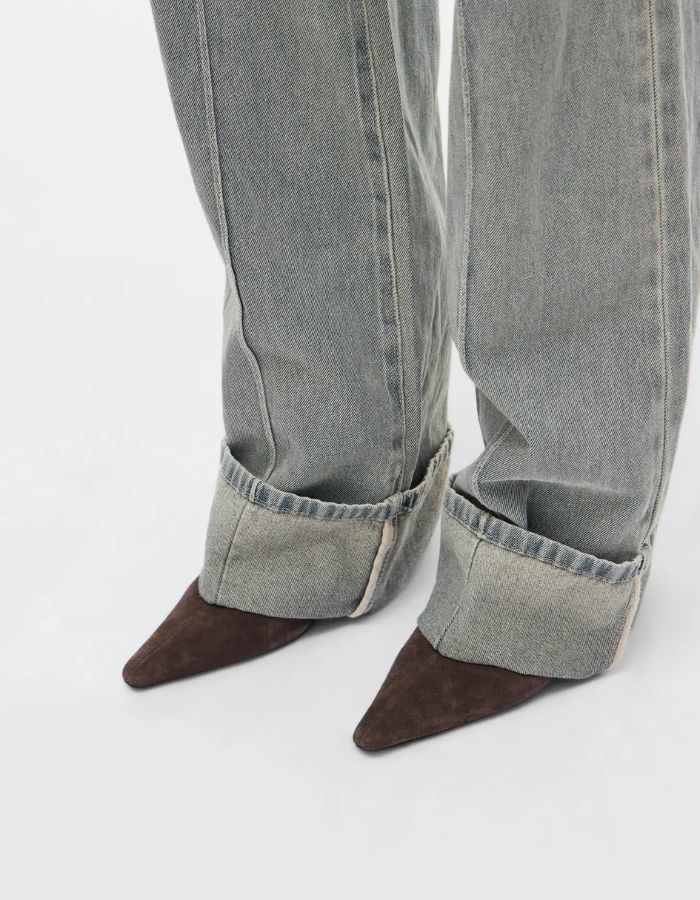 Jean Vivian denim bleu clair, coupe regular, taille mi-haute, avec ourlets retroussés et chaussures marron.