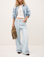 Femme portant un jean Zoel Bleachblue ba&sh cargo en coton biologique, coupe large, avec poches plaquées.