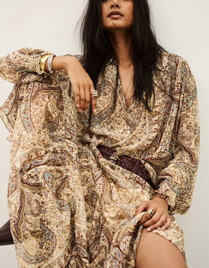 Ensemble avec la Jupe longue pour femme de couleur bleue, modèle Cali de la marque Ba&sh. Ce jupon maxi à volants présente une coupe évasée composée de trois grands étages froncés en viscose souple et fluide, doté d'une doublure intégrée et d'une ceinture élastiquée au dos