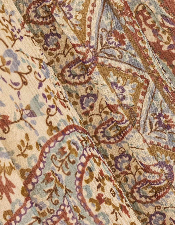 Tissu de la Jupe longue pour femme de couleur bleue, modèle Cali de la marque Ba&sh. Ce jupon maxi à volants présente une coupe évasée composée de trois grands étages froncés en viscose souple et fluide, doté d'une doublure intégrée et d'une ceinture élastiquée au dos
