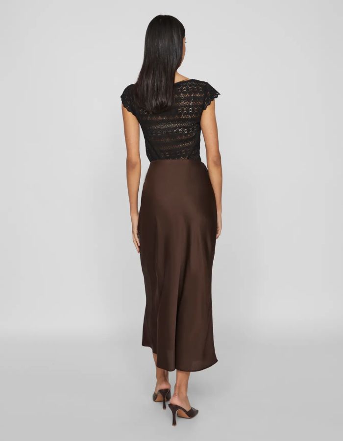 Vue de dos de la Jupe fluide de longueur midi à taille haute de la marque Vila. Tissu tissé satiné au fini lumineux de couleur marron foncé Coffee Bean, dotée d'une taille élastiquée confortable.