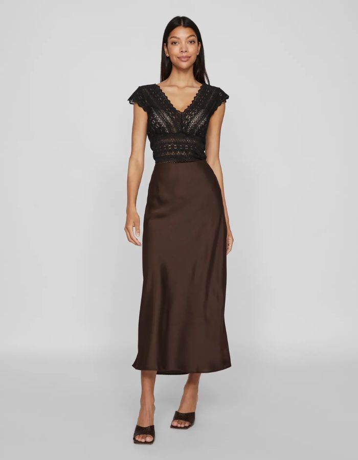 Silhouette avec la Jupe fluide de longueur midi à taille haute de la marque Vila. Tissu tissé satiné au fini lumineux de couleur marron foncé Coffee Bean, dotée d'une taille élastiquée confortable.