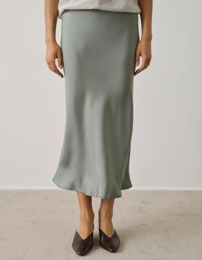 Jupe Fever Vert d'Eau mi-longue en sergé fluide de polyester recyclé, coupe biais évasée.