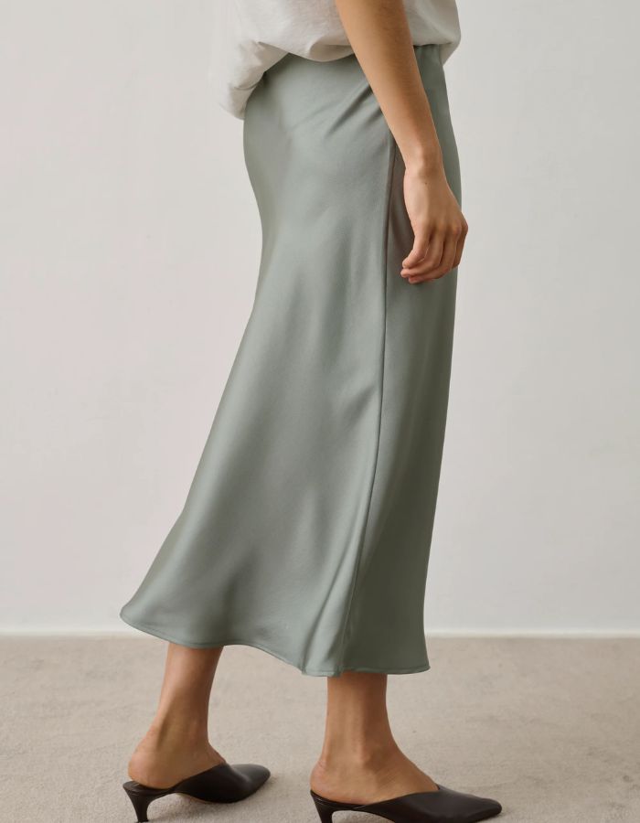 Jupe Fever Vert d'Eau mi-longue en sergé fluide de polyester recyclé, coupe biais évasée.