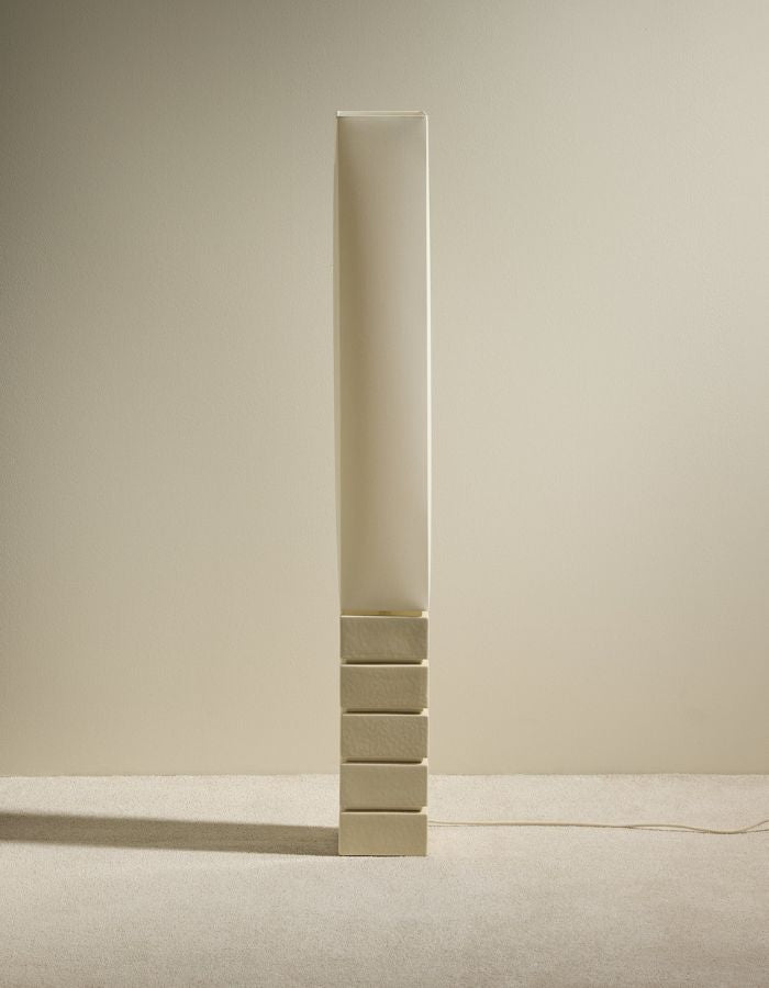Vue générale du Lampadaire totem Tower par Maison Sarah Lavoine. Pied élancé en céramique émaillée écru et abat-jour cylindrique en coton assorti. Design sculptural contemporain fabriqué au Portugal, hauteur 129,5 cm.