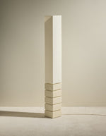 Vue de côté duLampadaire totem Tower par Maison Sarah Lavoine. Pied élancé en céramique émaillée écru et abat-jour cylindrique en coton assorti. Design sculptural contemporain fabriqué au Portugal, hauteur 129,5 cm.