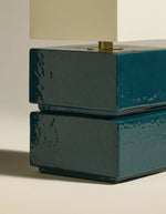 Vue du pied de la Lampe à poser design Tower par Maison Sarah Lavoine. Pied totem en céramique émaillée Bleu Sarah et abat-jour cylindrique en coton écru. Fabrication artisanale au Portugal, hauteur 51,2 cm.