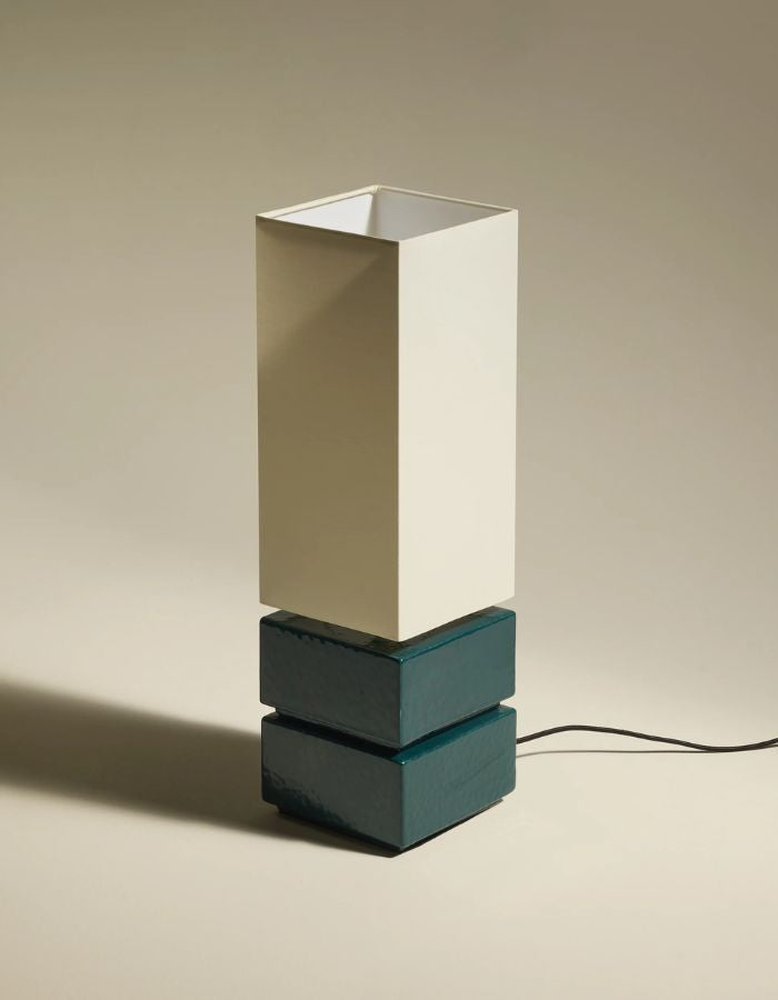 Vue de haut de la Lampe à poser design Tower par Maison Sarah Lavoine. Pied totem en céramique émaillée Bleu Sarah et abat-jour cylindrique en coton écru. Fabrication artisanale au Portugal, hauteur 51,2 cm.