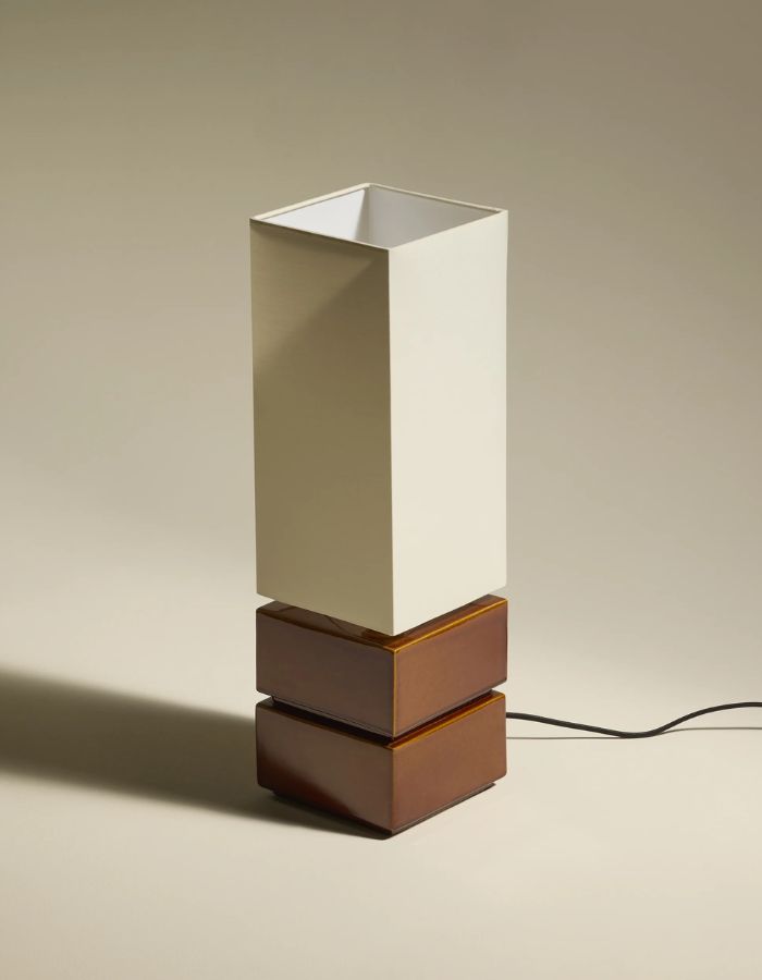 Vue du dessus de la Lampe à poser design Tower par Maison Sarah Lavoine. Pied totem en céramique émaillée coloris Noisette et abat-jour rectangulaire en coton écru. Fabrication artisanale au Portugal, hauteur 51,2 cm