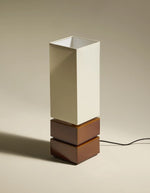 Vue du dessus de la Lampe à poser design Tower par Maison Sarah Lavoine. Pied totem en céramique émaillée coloris Noisette et abat-jour rectangulaire en coton écru. Fabrication artisanale au Portugal, hauteur 51,2 cm
