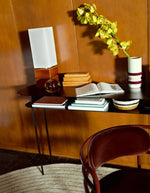 Photo d'ambiance de la Lampe à poser design Tower par Maison Sarah Lavoine. Pied totem en céramique émaillée coloris Noisette et abat-jour rectangulaire en coton écru. Fabrication artisanale au Portugal, hauteur 51,2 cm