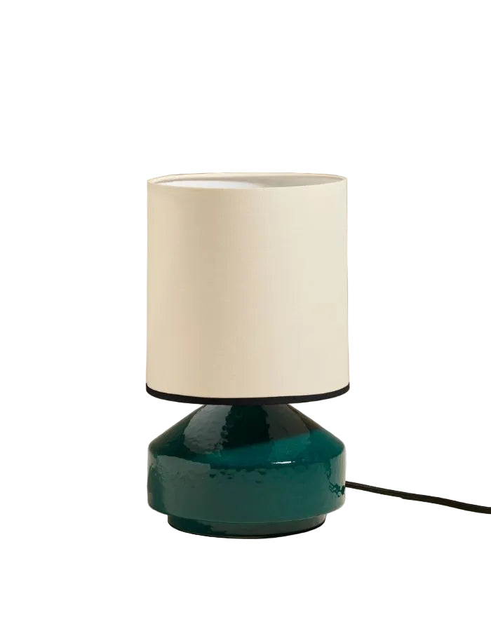Lampe Claude Bleu Sarah, petite lampe de table en céramique émaillée bleu canard avec abat-jour crème.