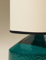 Lampe Claude Bleu Sarah, petit format, avec pied en céramique texturée bleu-vert et abat-jour crème bordé de noir.