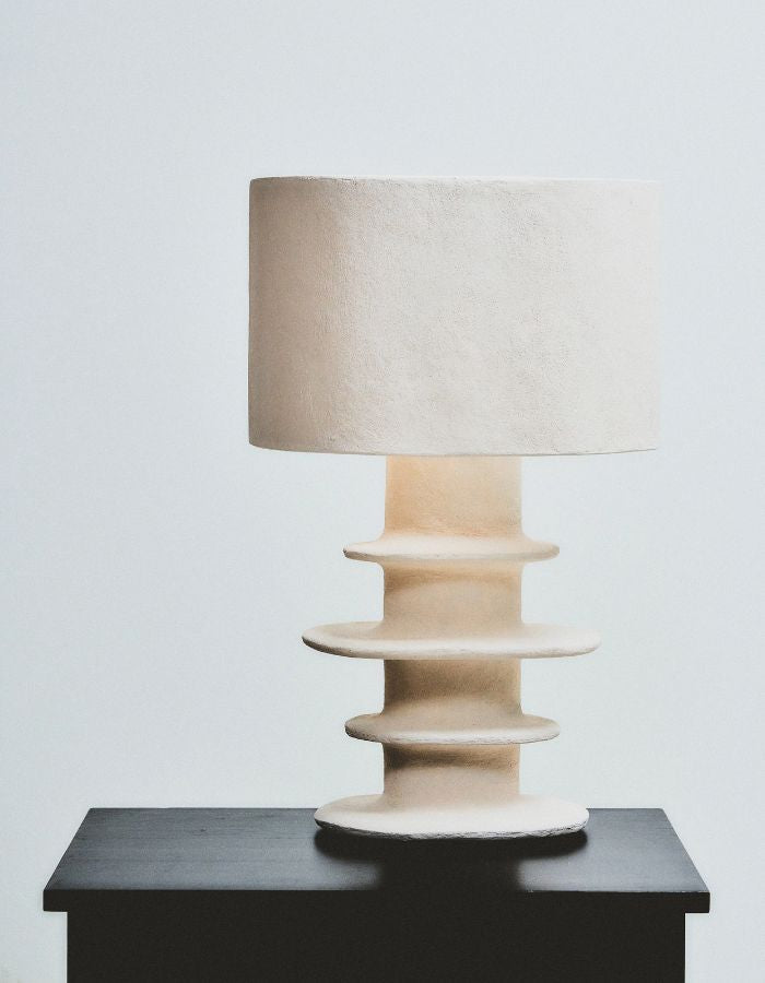 2clairage de la Lampe de table sculpturale géométrique en papier mâché blanc modelé à la main, design Marie Michielssen