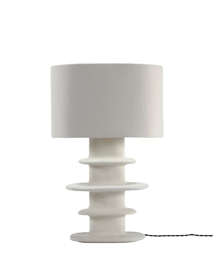 Lampe de table sculpturale géométrique en papier mâché blanc modelé à la main, design Marie Michielssen