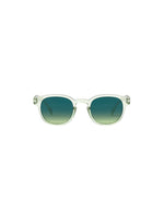 Lunettes de soleil unisexes IZIPIZI modèle #C de forme carrée vintage épaisse. La monture brillante est d'un coloris vert doux et légèrement translucide nommé Green Fields, associée à des verres solaires polarisés protecteurs