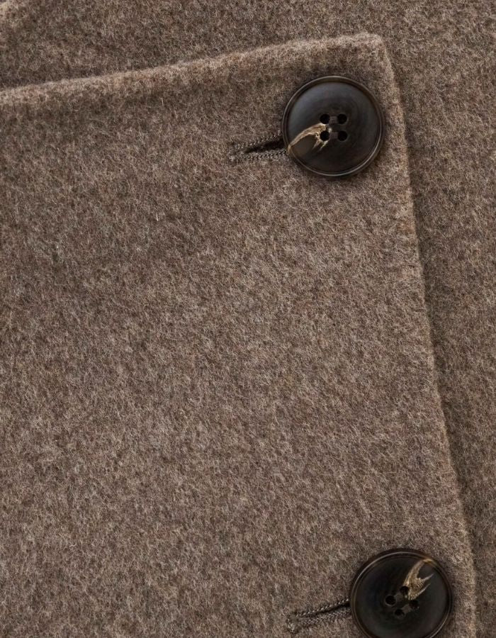 Boutonnage du Manteau court pour femme en laine double face marron avec fermeture boutonnée asymétrique et col montant modulable, modèle Kemelia de la marque BA&SH
