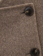 Boutonnage du Manteau court pour femme en laine double face marron avec fermeture boutonnée asymétrique et col montant modulable, modèle Kemelia de la marque BA&SH
