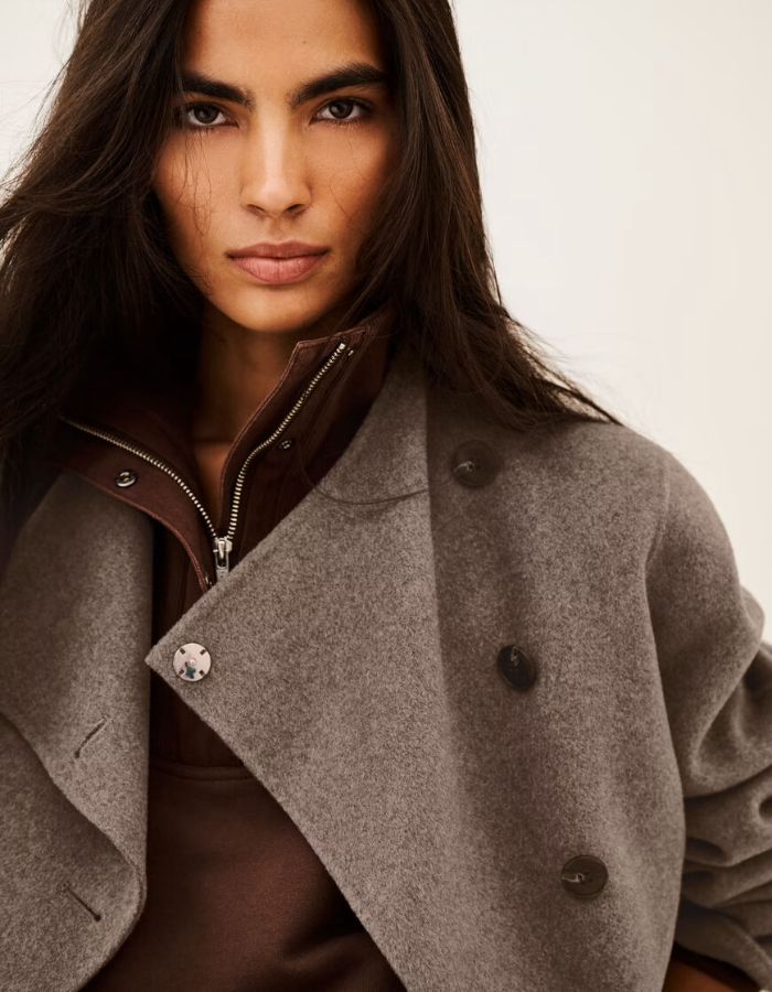 Col du Manteau court pour femme en laine double face marron avec fermeture boutonnée asymétrique et col montant modulable, modèle Kemelia de la marque BA&SH