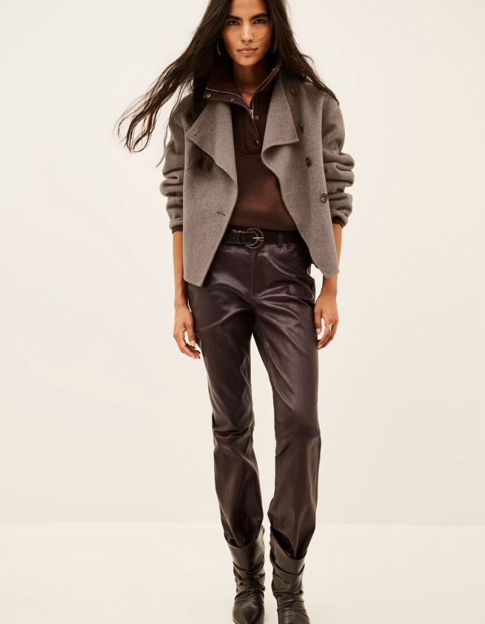 Vue de face du Manteau court pour femme en laine double face marron avec fermeture boutonnée asymétrique et col montant modulable, modèle Kemelia de la marque BA&SH