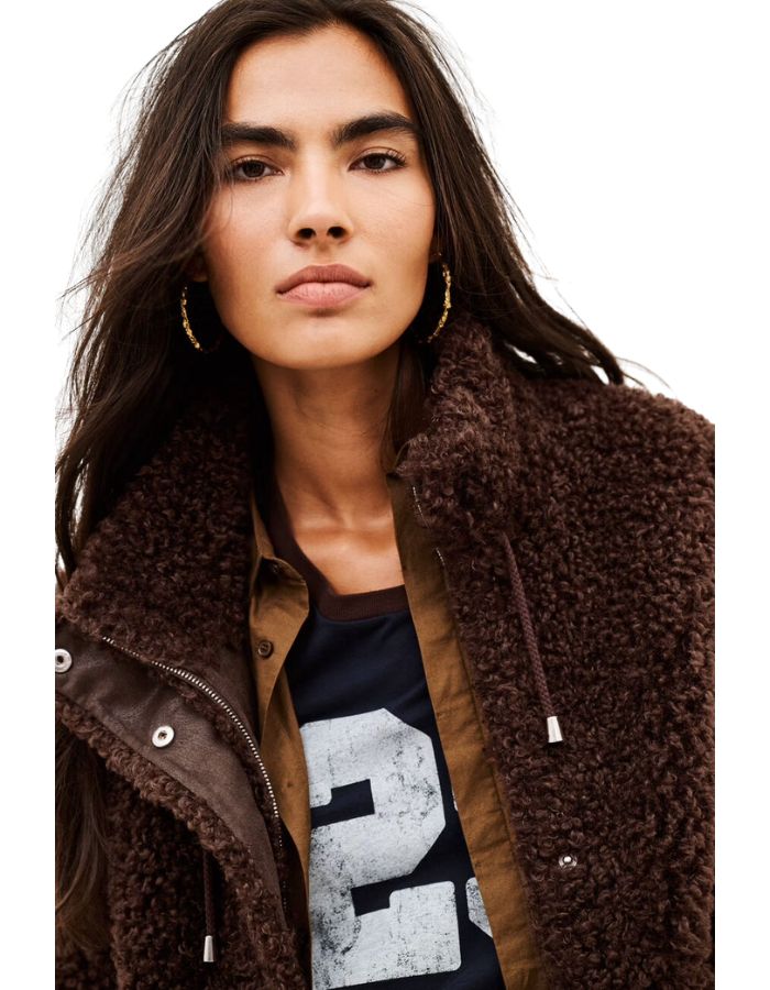 Col du Manteau court oversize pour femme en fourrure bouclette marron chocolat avec col camionneur zippé et cordon de serrage, modèle Sonjo de la marque BA&SH