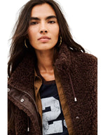 Col du Manteau court oversize pour femme en fourrure bouclette marron chocolat avec col camionneur zippé et cordon de serrage, modèle Sonjo de la marque BA&SH