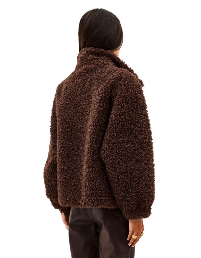 Dos du Manteau court oversize pour femme en fourrure bouclette marron chocolat avec col camionneur zippé et cordon de serrage, modèle Sonjo de la marque BA&SH