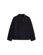 Manteau court pour femme en laine double face bleu marine profond Deep Navy, modèle Windsor de la marque SOEUR. Présente une coupe ample au volume rond, un col asymétrique, une patte de boutonnage semi-cachée et deux grandes poches plaquées sur le devant.