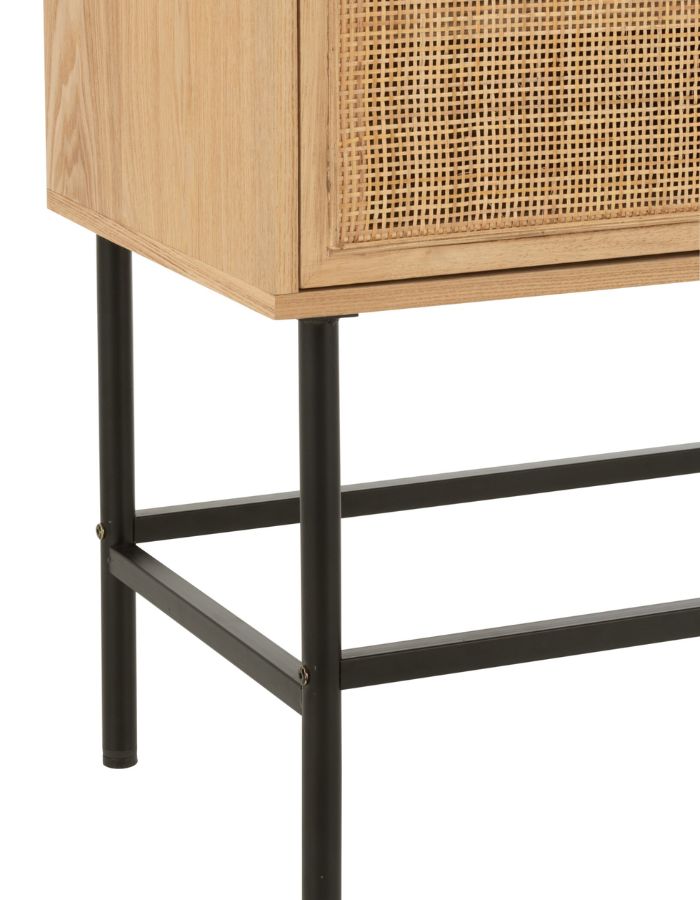 Pieds métal du Meuble bas bois naturel et métal noir avec portes en cannage. Meuble de rangement design, pratique et moderne pour salon ou entrée.