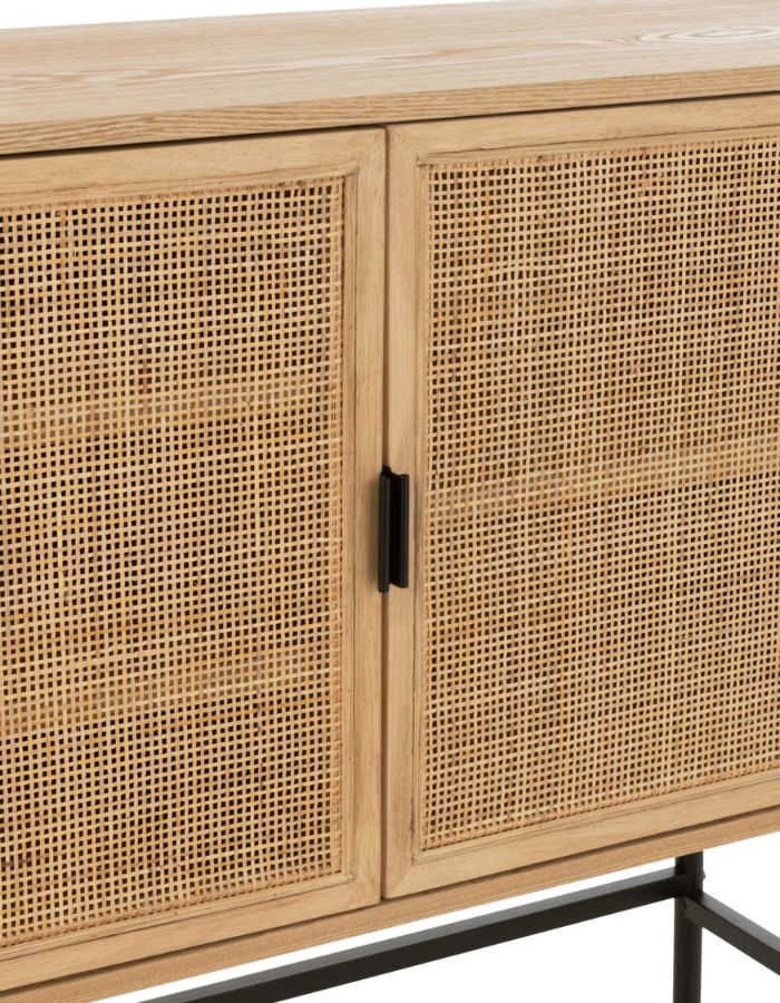 Portes du Meuble bas bois naturel et métal noir avec portes en cannage. Meuble de rangement design, pratique et moderne pour salon ou entrée.