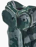 Haut du Mini vase en céramique vert foncé brillante sculpté en forme de hibou avec motifs peints à la main collection Marni